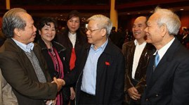 Máximo líder político con electores de Hanói